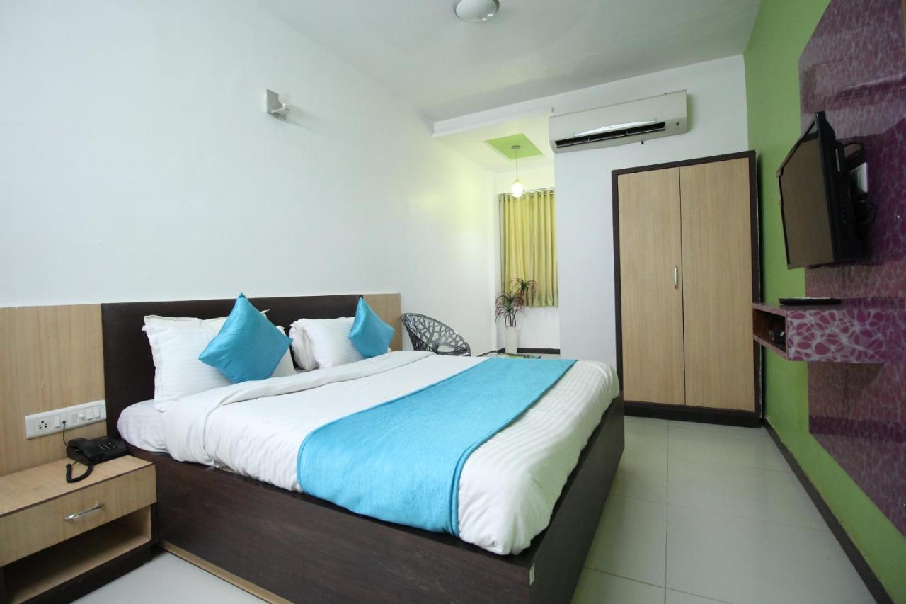 Hotel Hillton Gandhinagar Exteriör bild