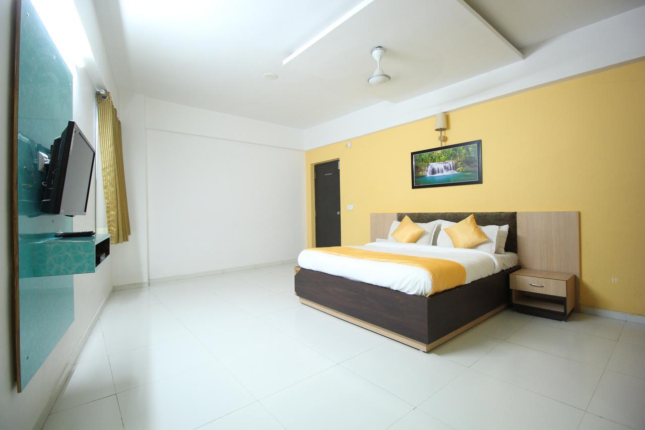 Hotel Hillton Gandhinagar Exteriör bild