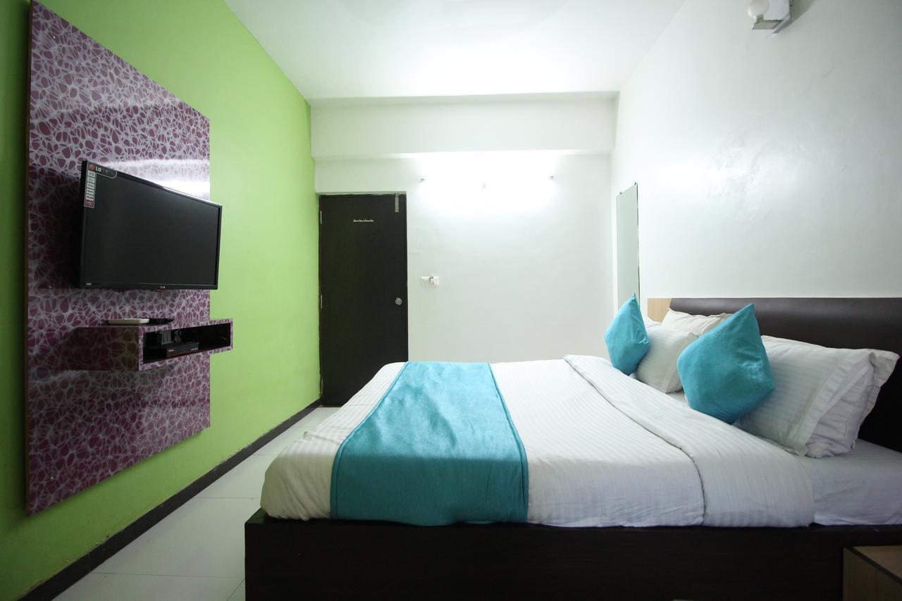 Hotel Hillton Gandhinagar Exteriör bild