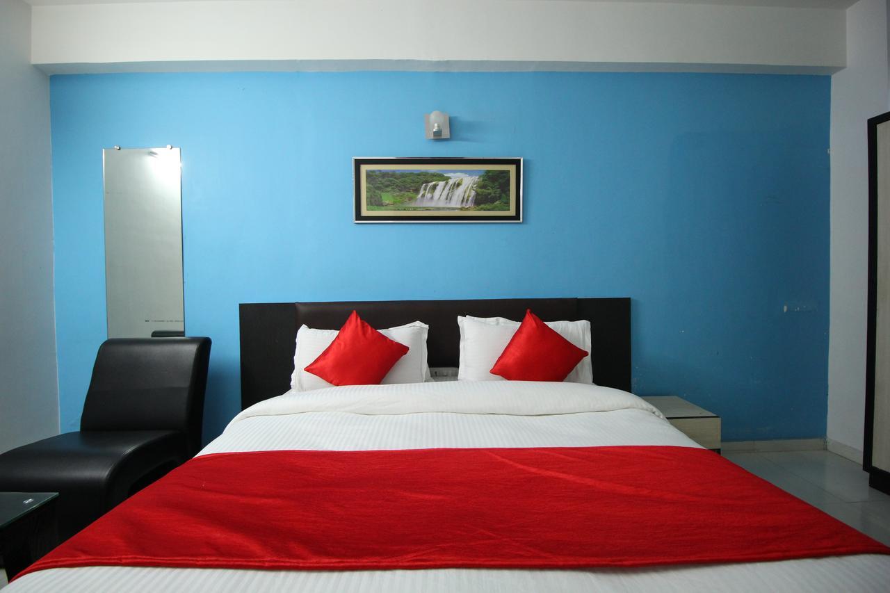 Hotel Hillton Gandhinagar Exteriör bild