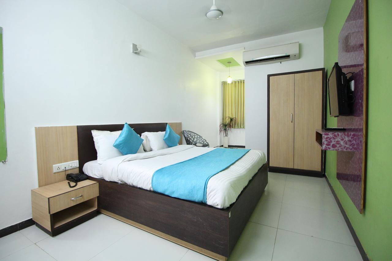 Hotel Hillton Gandhinagar Exteriör bild