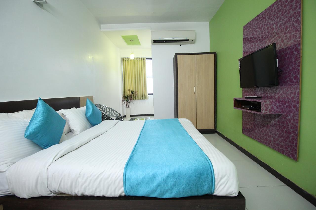 Hotel Hillton Gandhinagar Exteriör bild