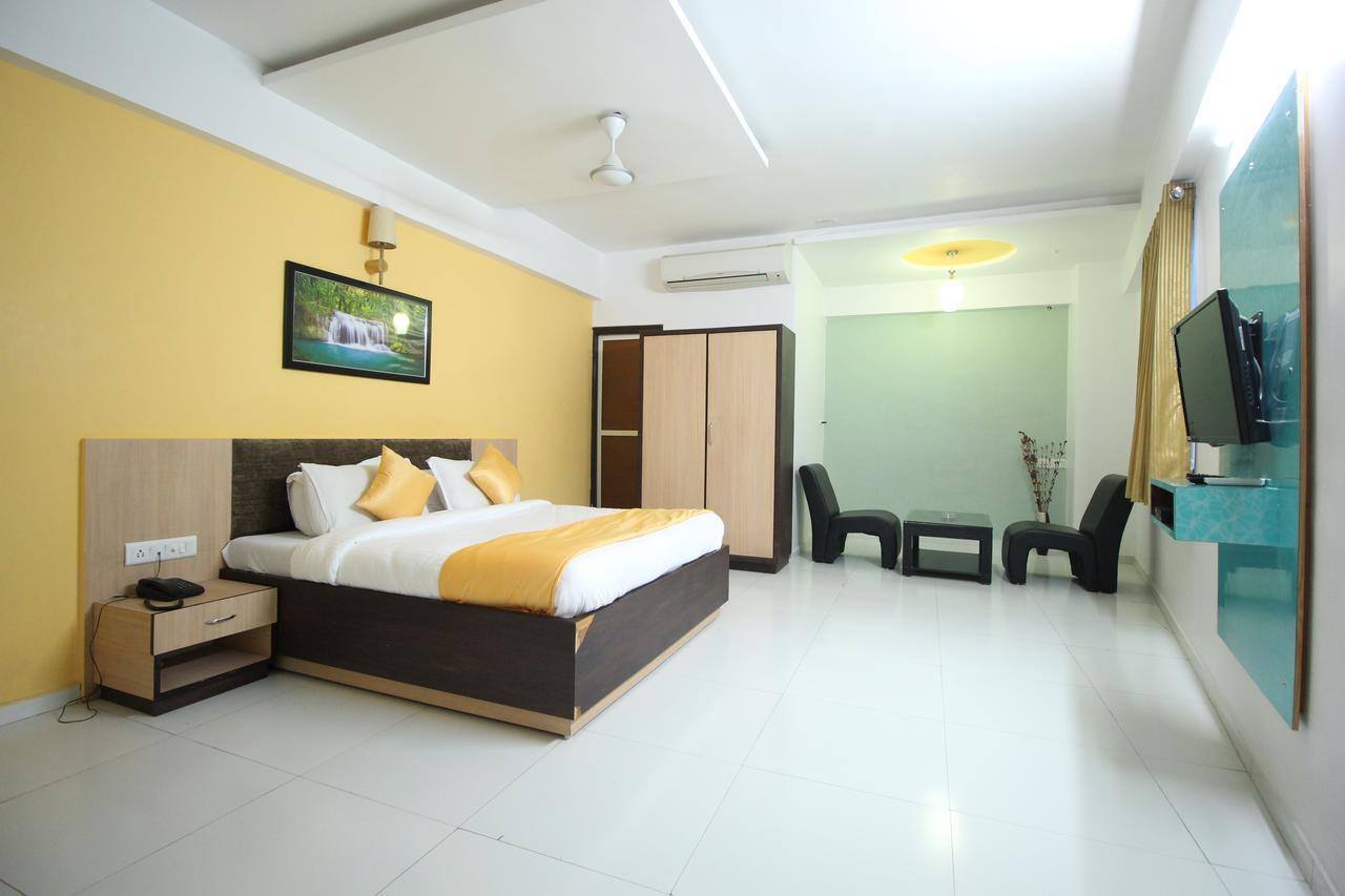 Hotel Hillton Gandhinagar Exteriör bild