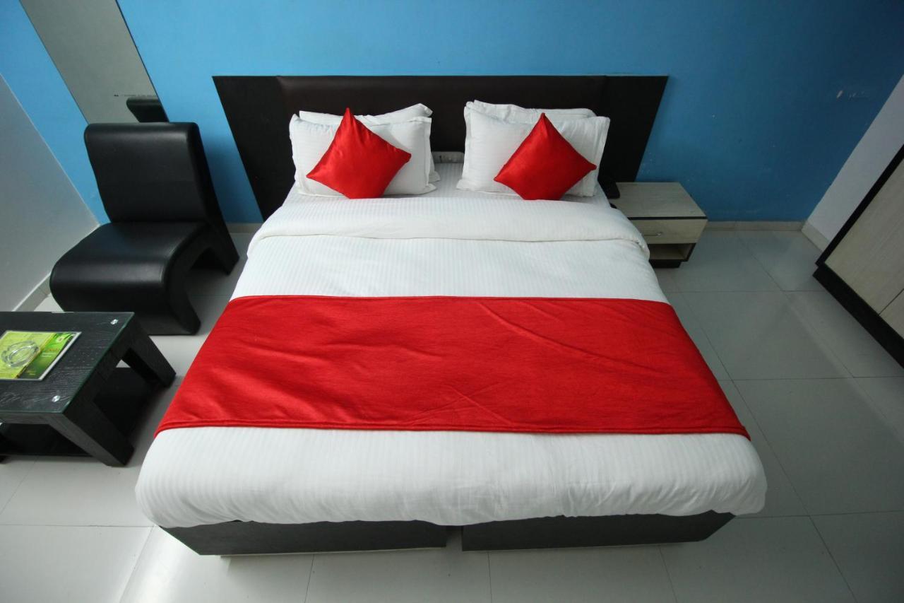 Hotel Hillton Gandhinagar Exteriör bild