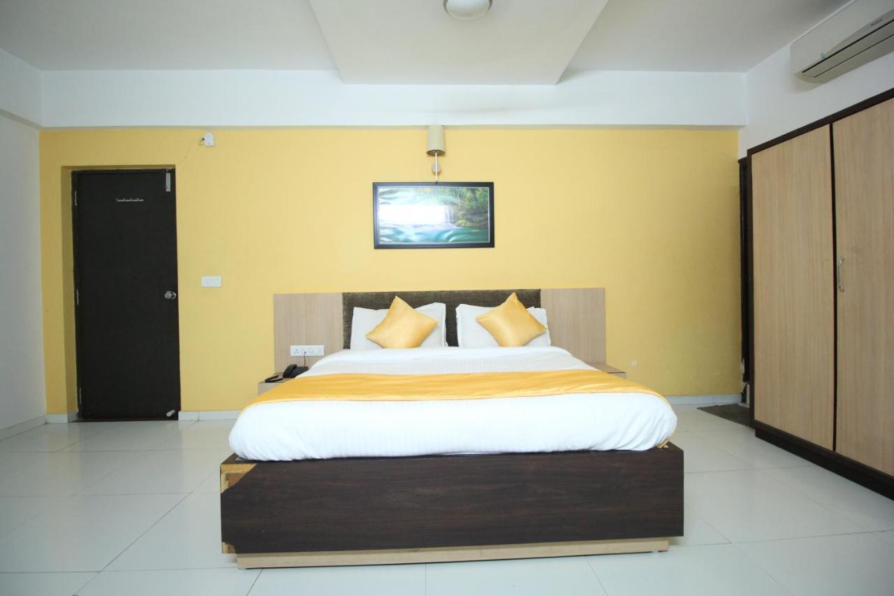 Hotel Hillton Gandhinagar Exteriör bild