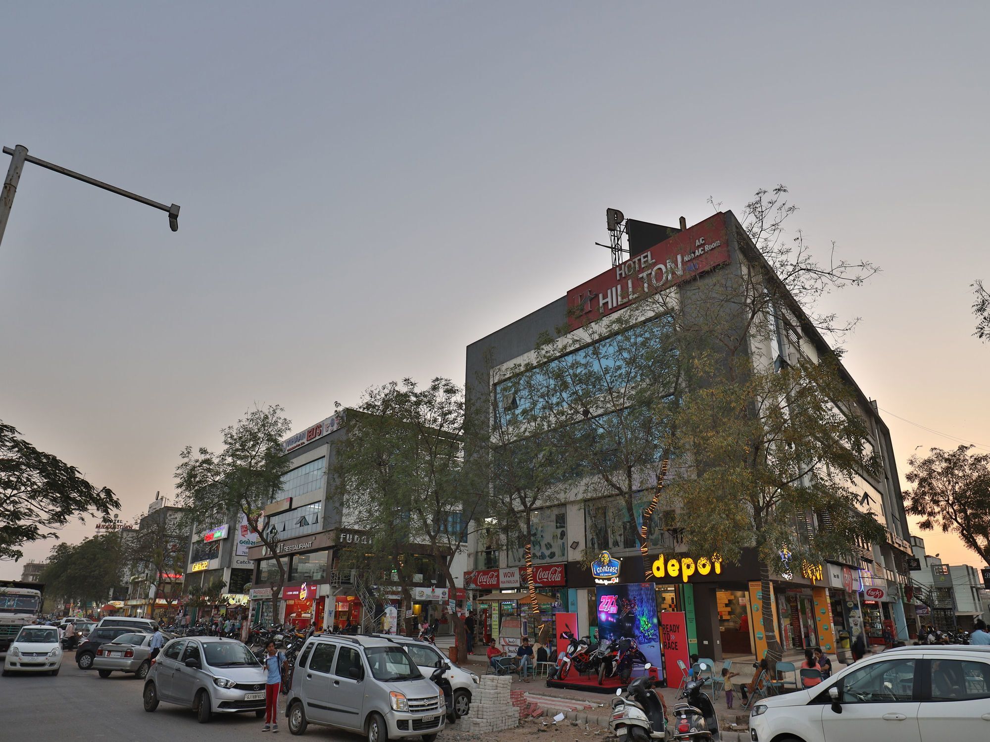 Hotel Hillton Gandhinagar Exteriör bild